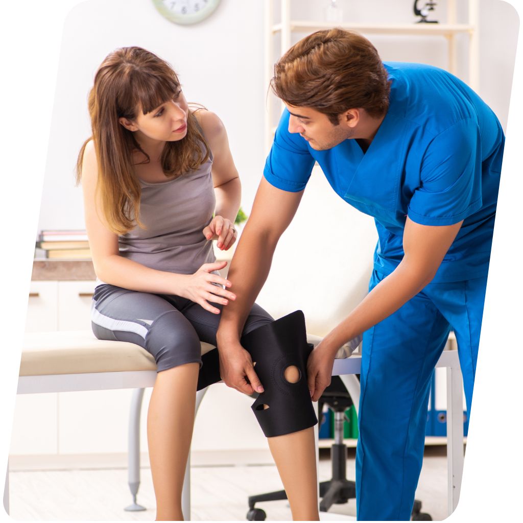 urologista examinando paciente em consultório moderno, interação profissional de saúde